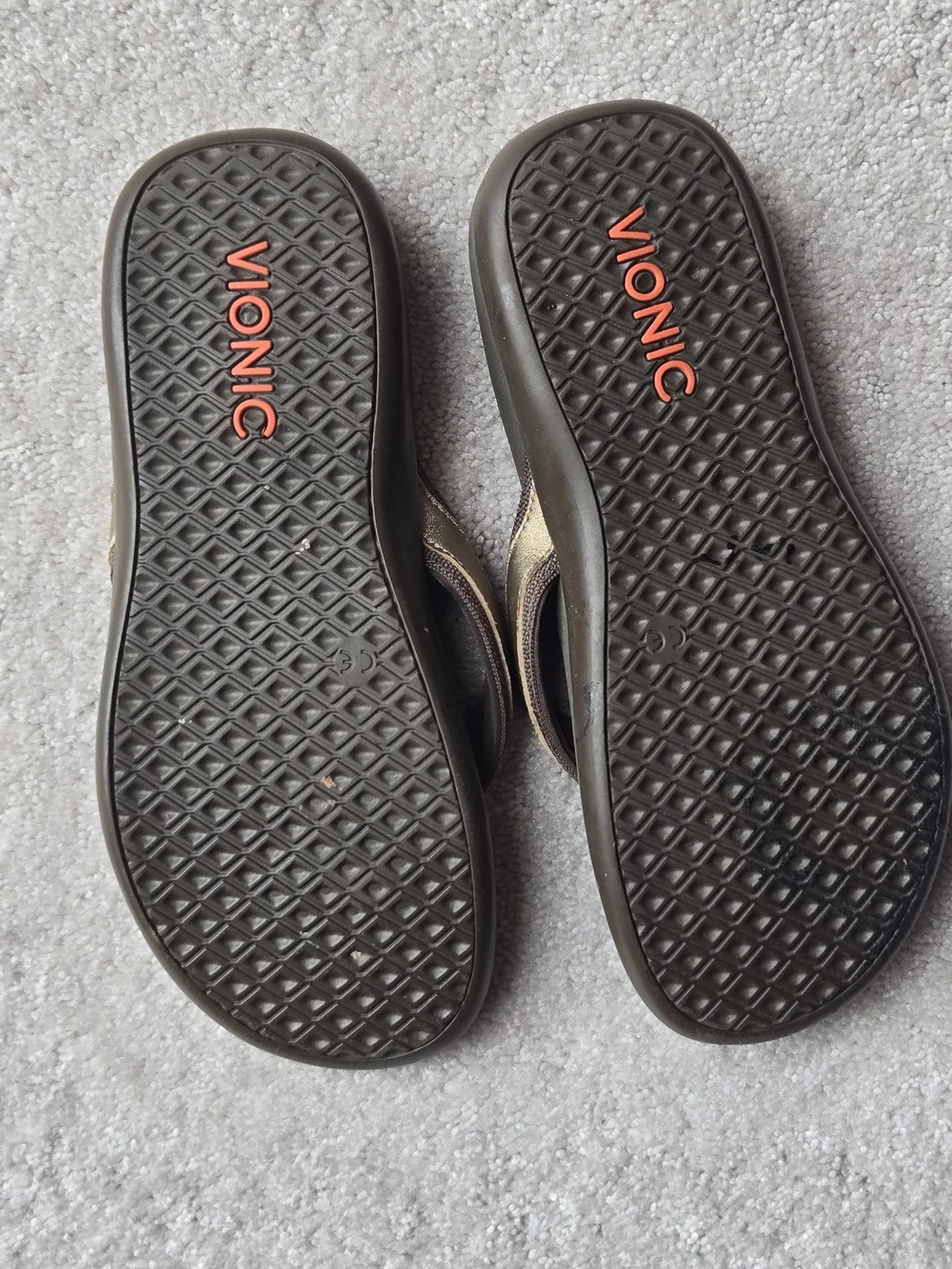 Vionic Olive and Tan Casual Flip Flops Womens 6